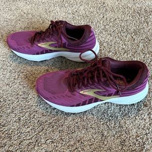 Brooks Launch 6 Size 9 Purple Like New
